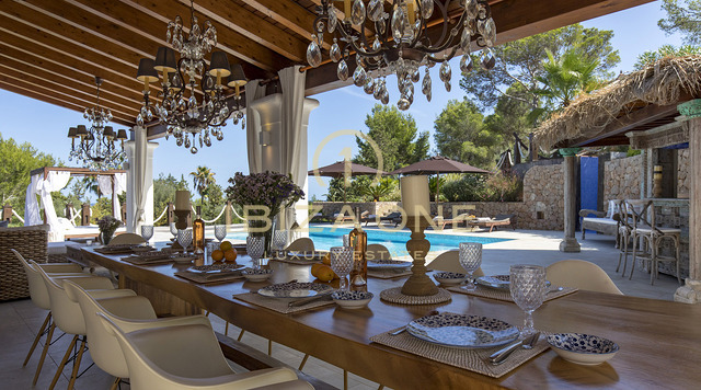 Large finca property with guest house and sea views for sale