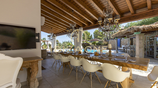 Large finca property with guest house and sea views for sale