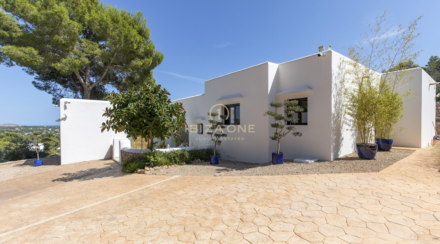 Large finca property with guest house and sea views for sale