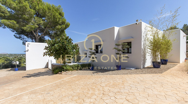 Large finca property with guest house and sea views for sale