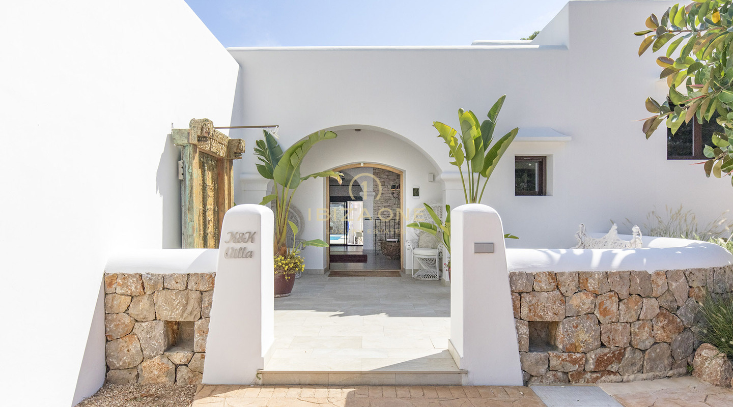 Large finca property with guest house and sea views for sale
