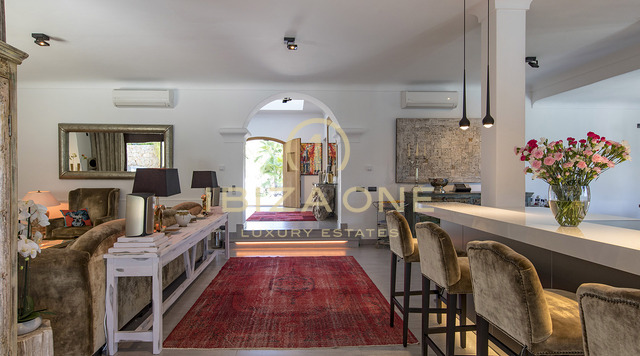 Large finca property with guest house and sea views for sale