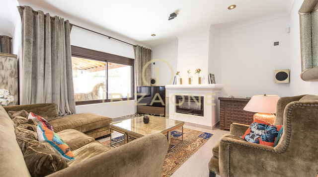 Large finca property with guest house and sea views for sale