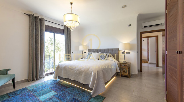 Large finca property with guest house and sea views for sale