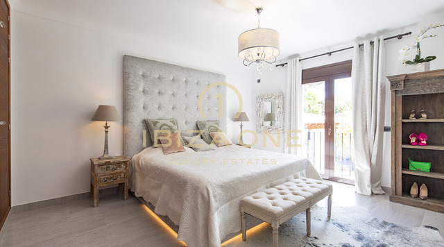Large finca property with guest house and sea views for sale