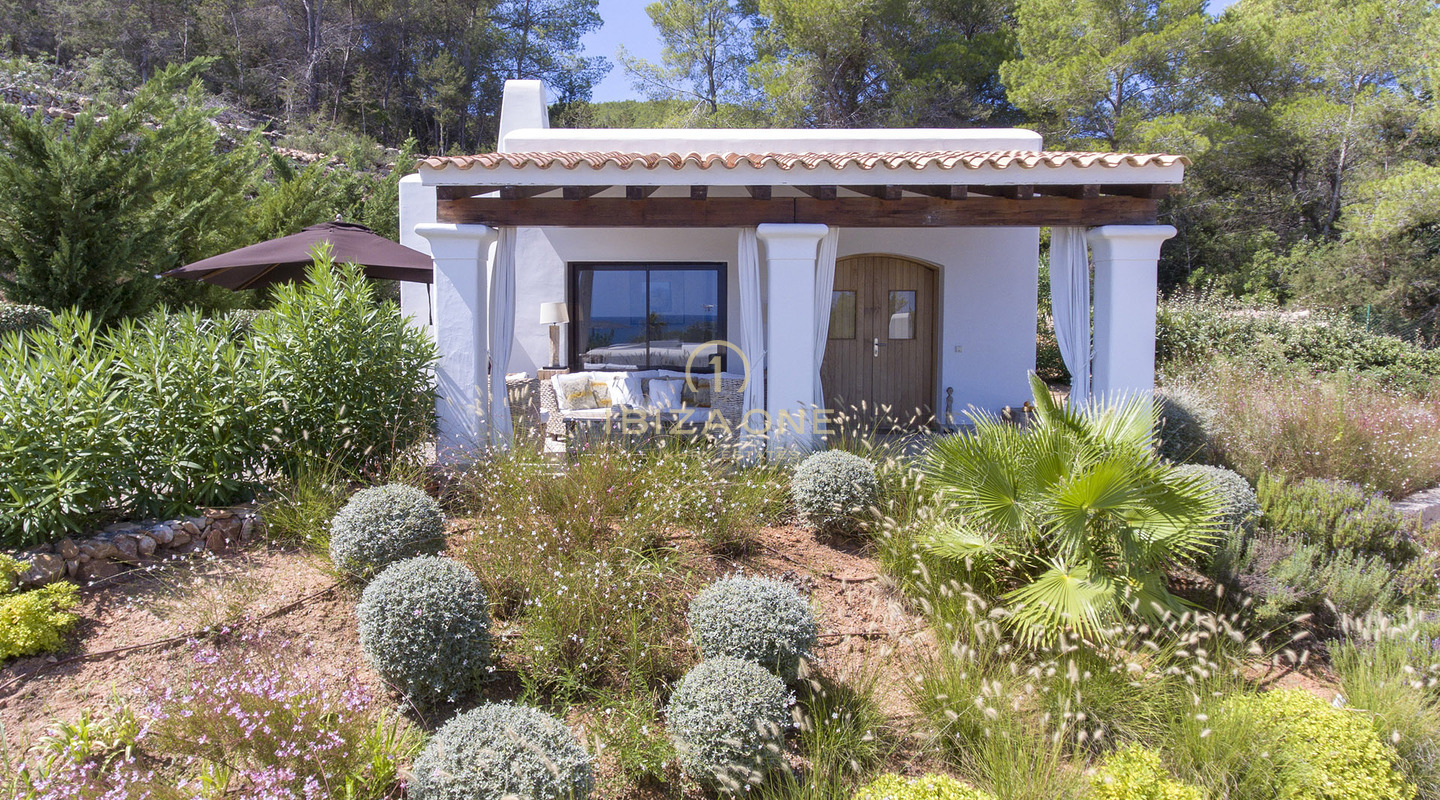Large finca property with guest house and sea views for sale