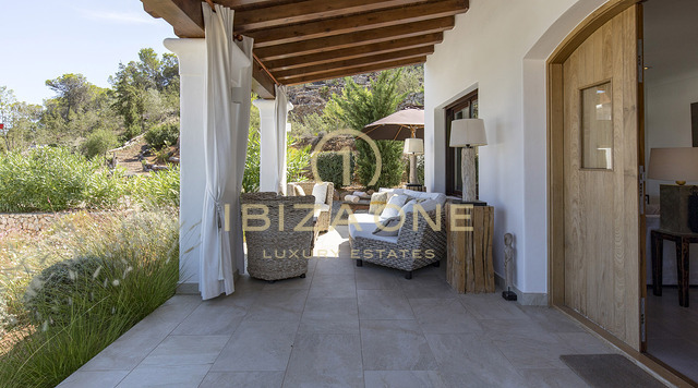 Large finca property with guest house and sea views for sale