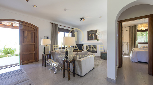 Gran finca con casa de huéspedes y vistas al mar en venta