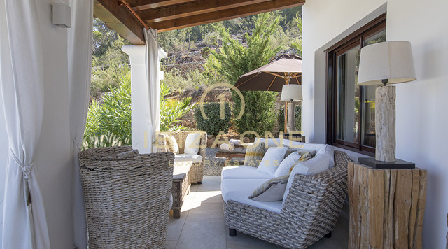 Large finca property with guest house and sea views for sale