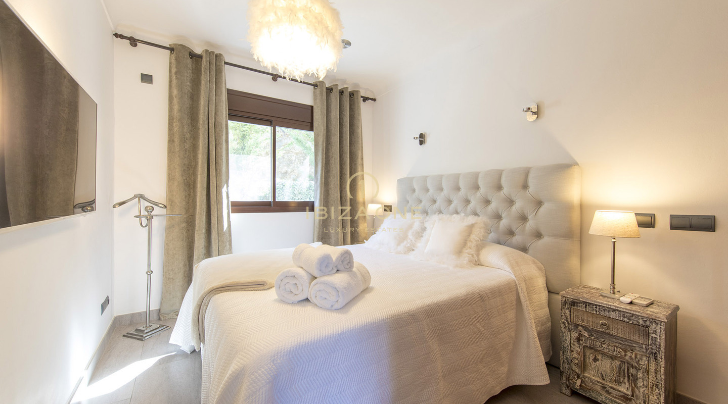 Large finca property with guest house and sea views for sale