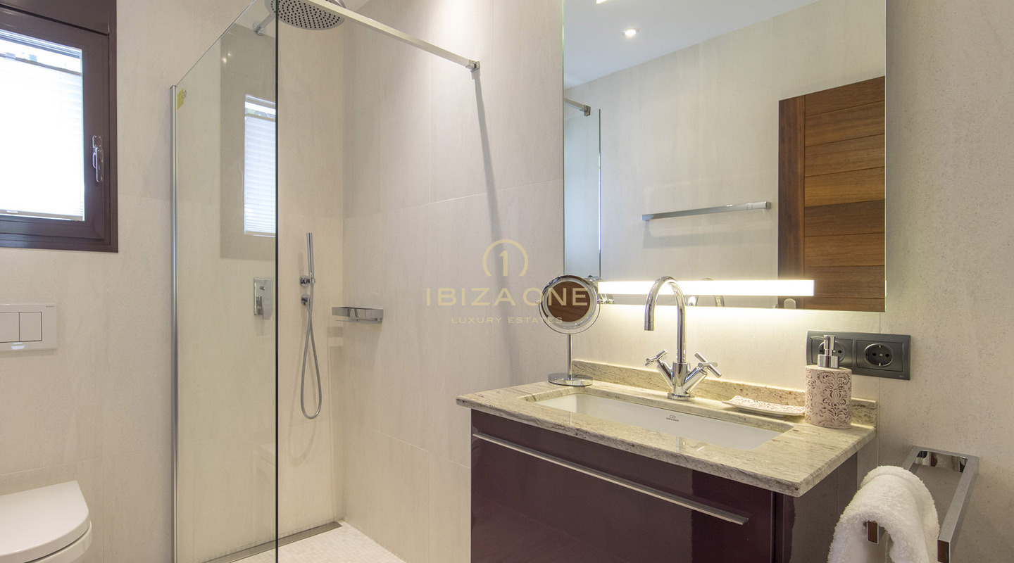 Gran finca con casa de huéspedes y vistas al mar en venta