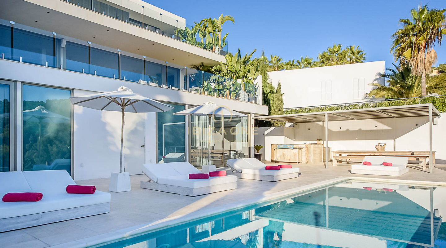 Moderna villa de lujo con vistas al mar y cerca de la ciudad de Ibiza y Talamanca en alquiler, Ibiza