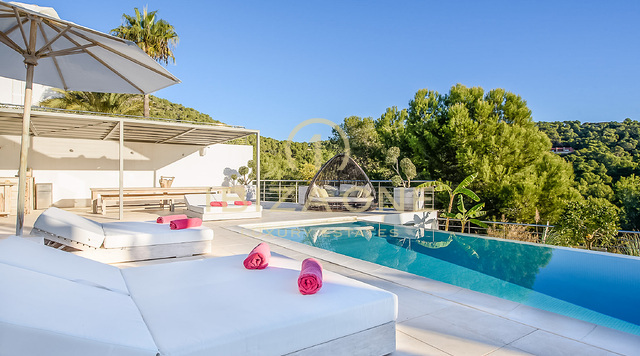 Moderna villa di lusso per le vacanze con vista sul mare e vicino alla città di Ibiza e Talamanca in affitto, Ibiza