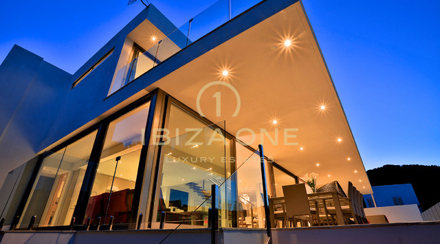 Moderne luxe vakantievilla met zeezicht en dichtbij Ibiza-stad en Talamanca te huur, Ibiza