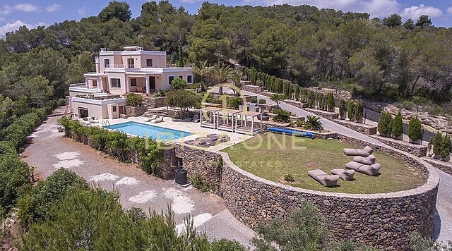 Beautiful villa with privacy and a fantastic view for sale and rental - rental license