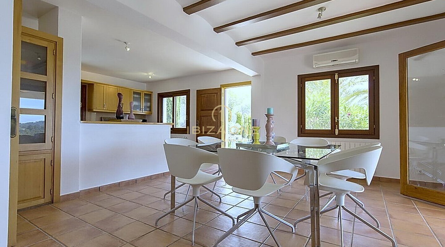 Wunderschöne Villa mit Privatsphäre und traumhaften Blick zum Verkauf und zur Vermietung - Vermietlizenz