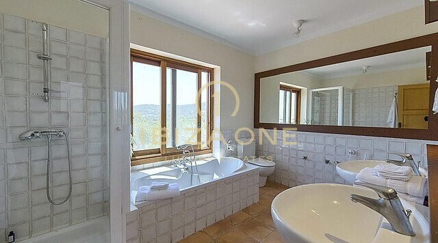 Wunderschöne Villa mit Privatsphäre und traumhaften Blick zum Verkauf und zur Vermietung - Vermietlizenz