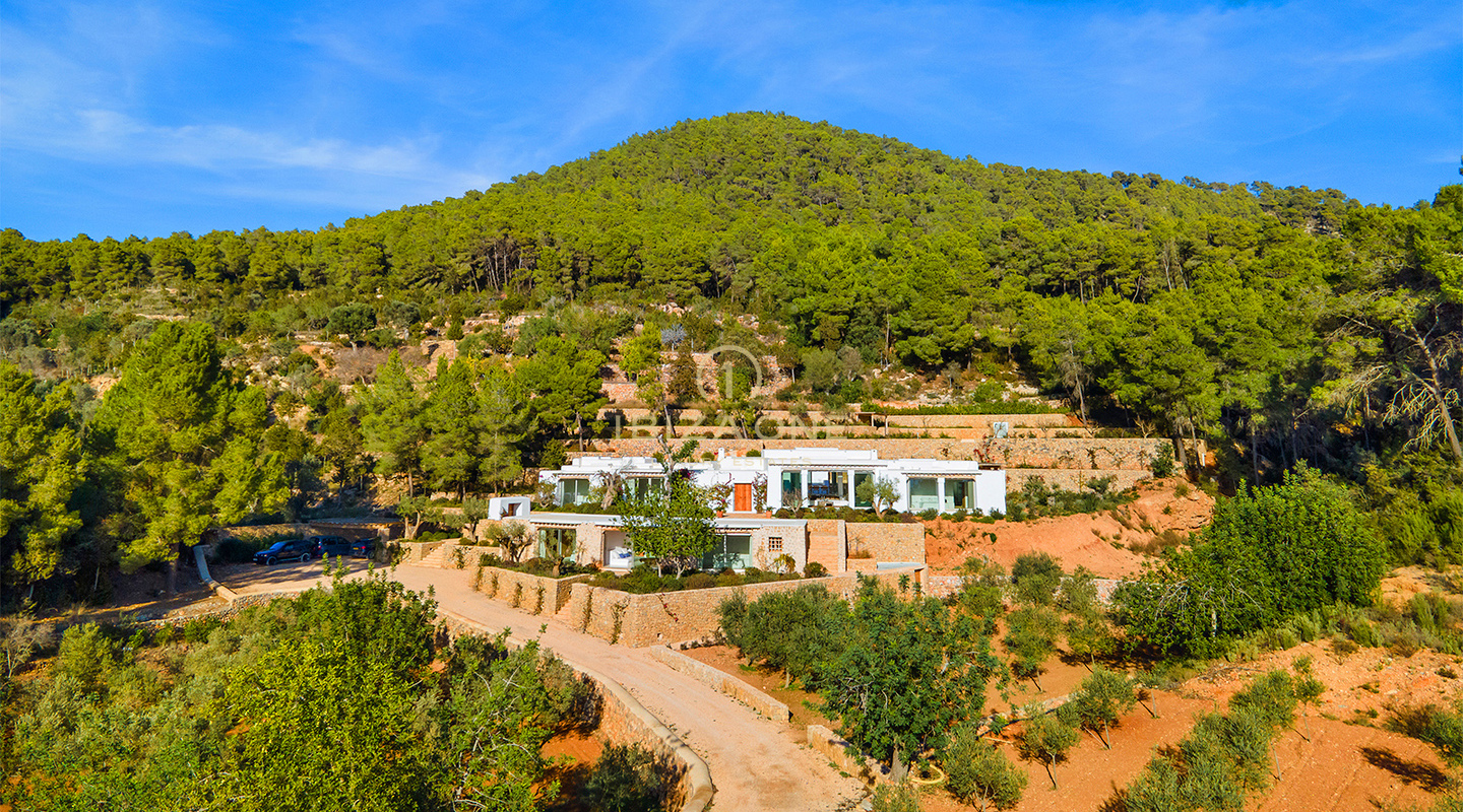 Luxe originele Blakstad Finca op een bergtop van San Juan met prachtig uitzicht te koop, Ibiza