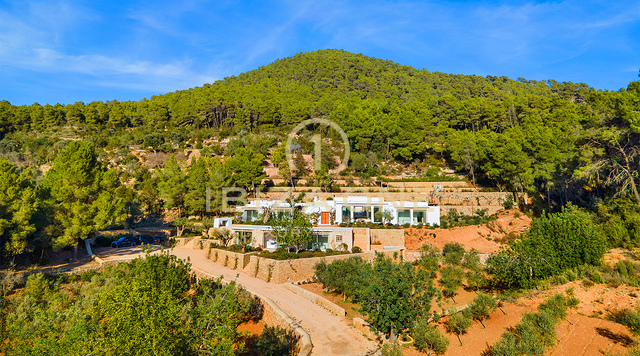 Luxe originele Blakstad Finca op een bergtop van San Juan met prachtig uitzicht te koop, Ibiza
