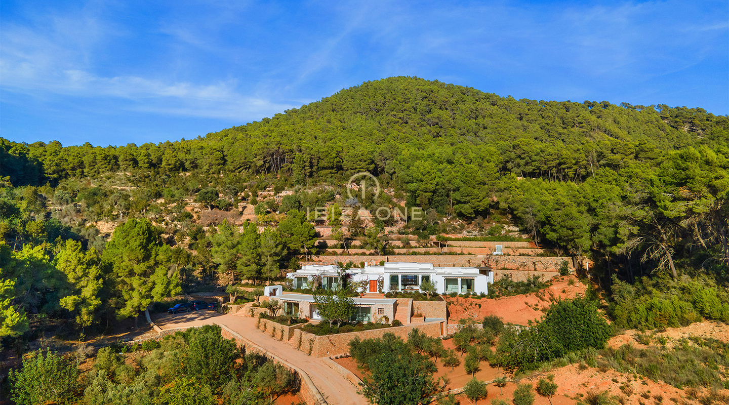Luxe originele Blakstad Finca op een bergtop van San Juan met prachtig uitzicht te koop, Ibiza