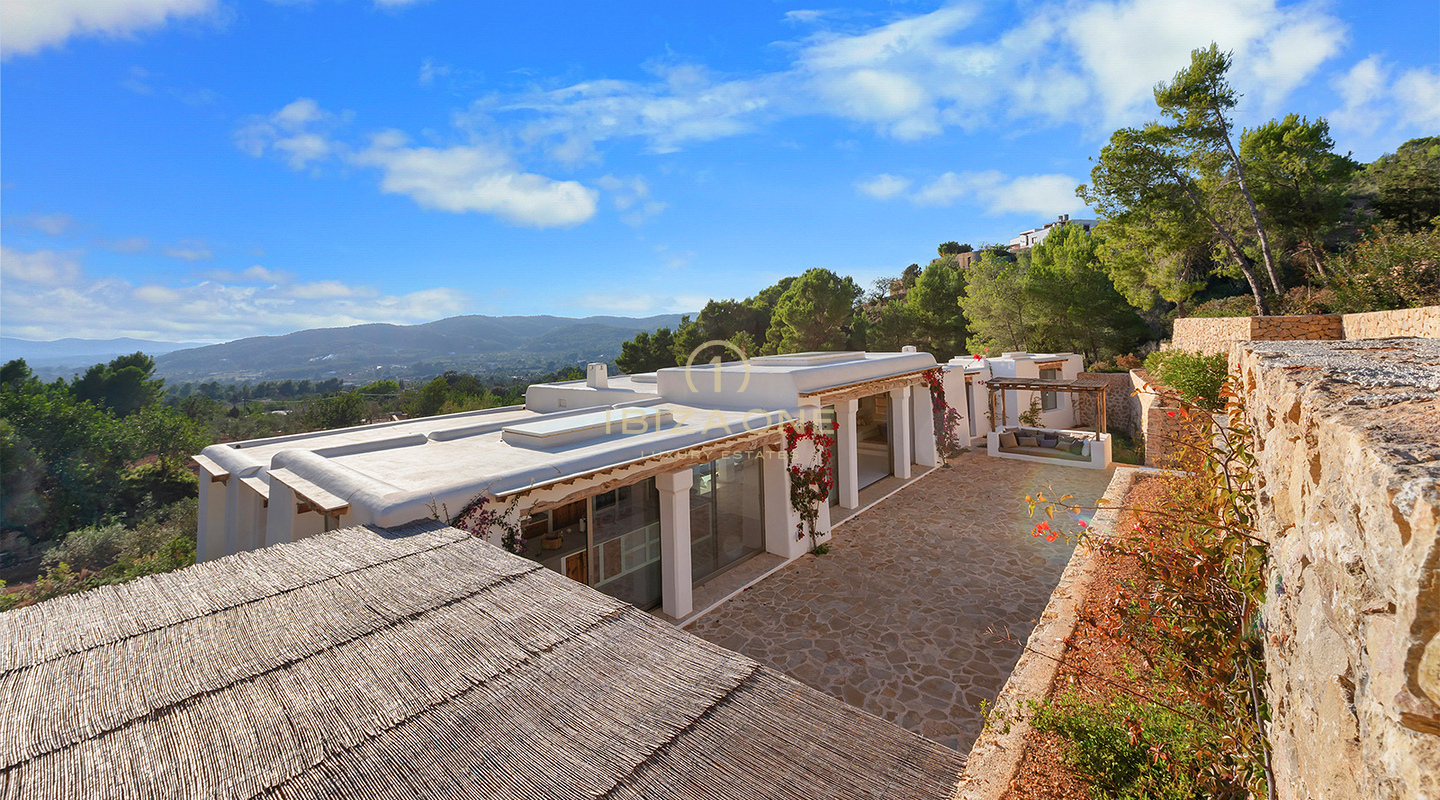Lussuosa finca originale Blakstad in cima alla montagna di San Juan con vista mozzafiato in vendita, Ibiza