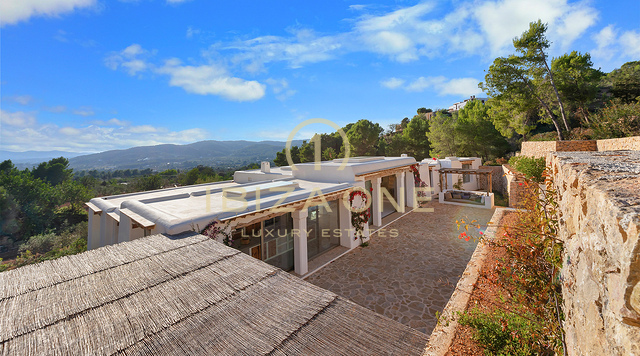 Luxe originele Blakstad Finca op een bergtop van San Juan met prachtig uitzicht te koop, Ibiza