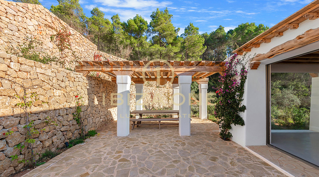 Luxe originele Blakstad Finca op een bergtop van San Juan met prachtig uitzicht te koop, Ibiza