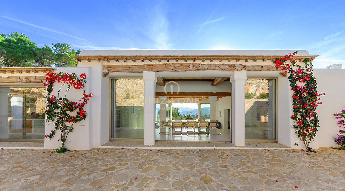 Luxe originele Blakstad Finca op een bergtop van San Juan met prachtig uitzicht te koop, Ibiza