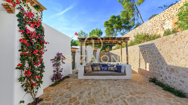 Luxe originele Blakstad Finca op een bergtop van San Juan met prachtig uitzicht te koop, Ibiza