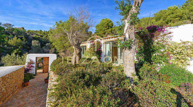 Luxe originele Blakstad Finca op een bergtop van San Juan met prachtig uitzicht te koop, Ibiza