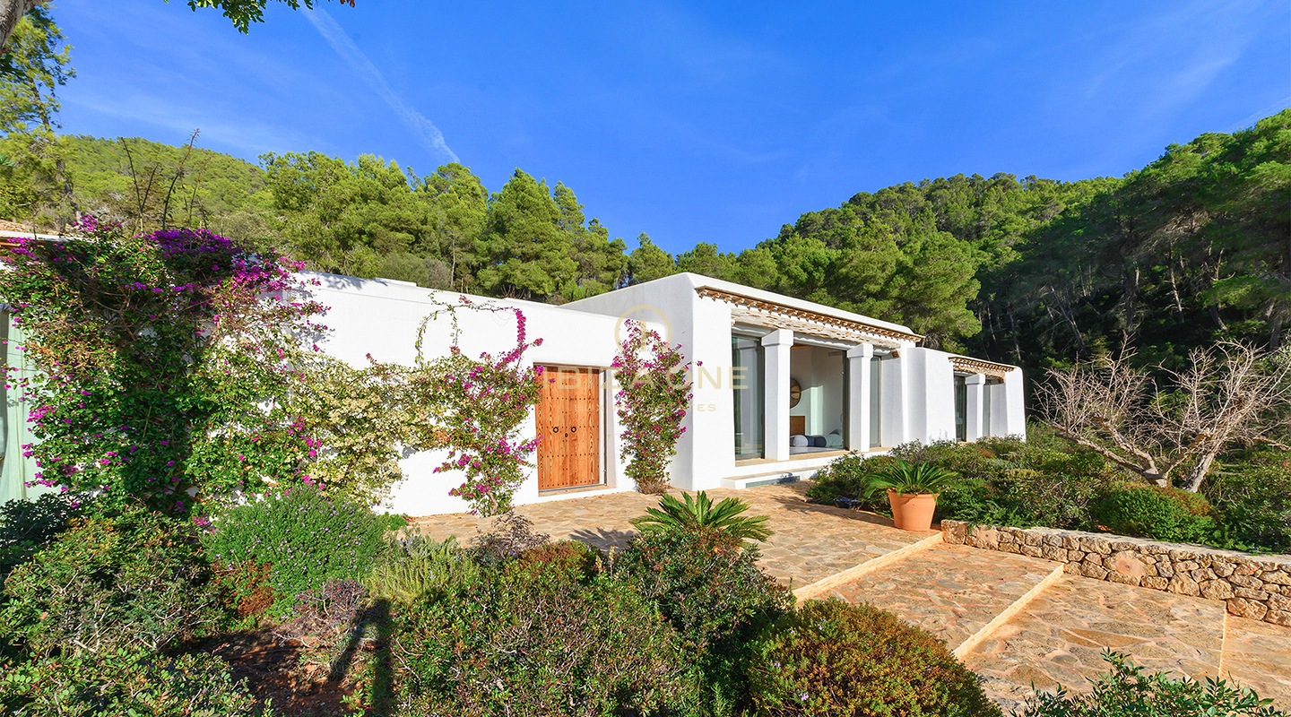 Lussuosa finca originale Blakstad in cima alla montagna di San Juan con vista mozzafiato in vendita, Ibiza