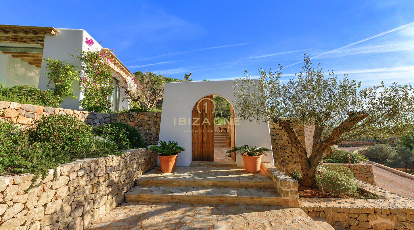 Luxueuse Finca originale de Blakstad au sommet d'une montagne de San Juan avec une vue imprenable à vendre, Ibiza