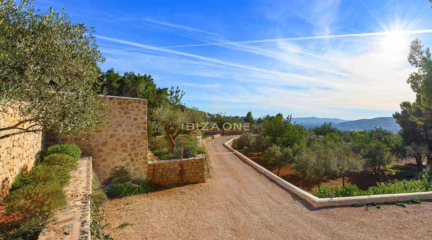 Lujosa finca original Blakstad en la cima de la montaña de San Juan con impresionantes vistas en venta, Ibiza