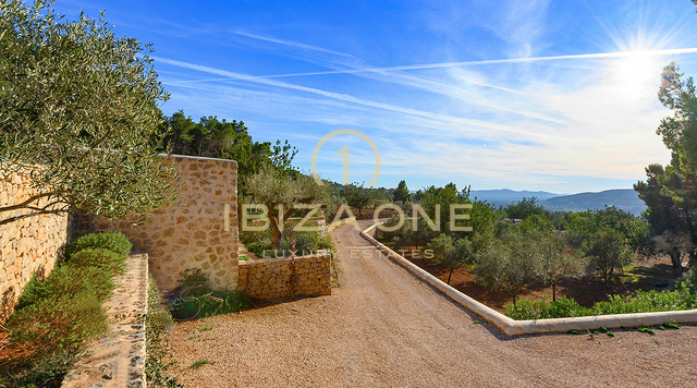 Luxe originele Blakstad Finca op een bergtop van San Juan met prachtig uitzicht te koop, Ibiza
