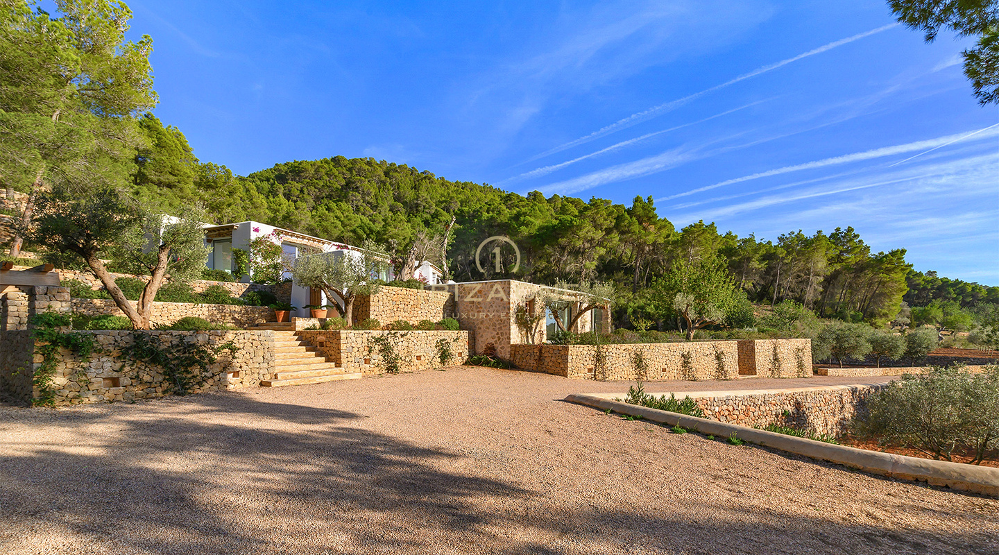 Luxe originele Blakstad Finca op een bergtop van San Juan met prachtig uitzicht te koop, Ibiza