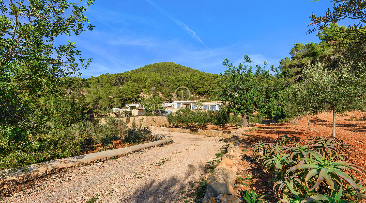 Lujosa finca original Blakstad en la cima de la montaña de San Juan con impresionantes vistas en venta, Ibiza