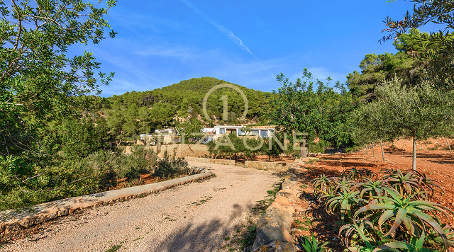 Luxe originele Blakstad Finca op een bergtop van San Juan met prachtig uitzicht te koop, Ibiza