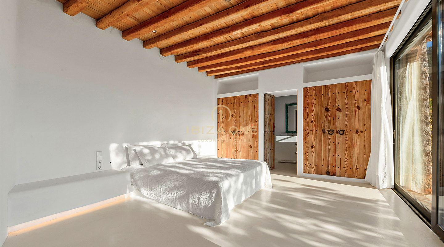 Lujosa finca original Blakstad en la cima de la montaña de San Juan con impresionantes vistas en venta, Ibiza