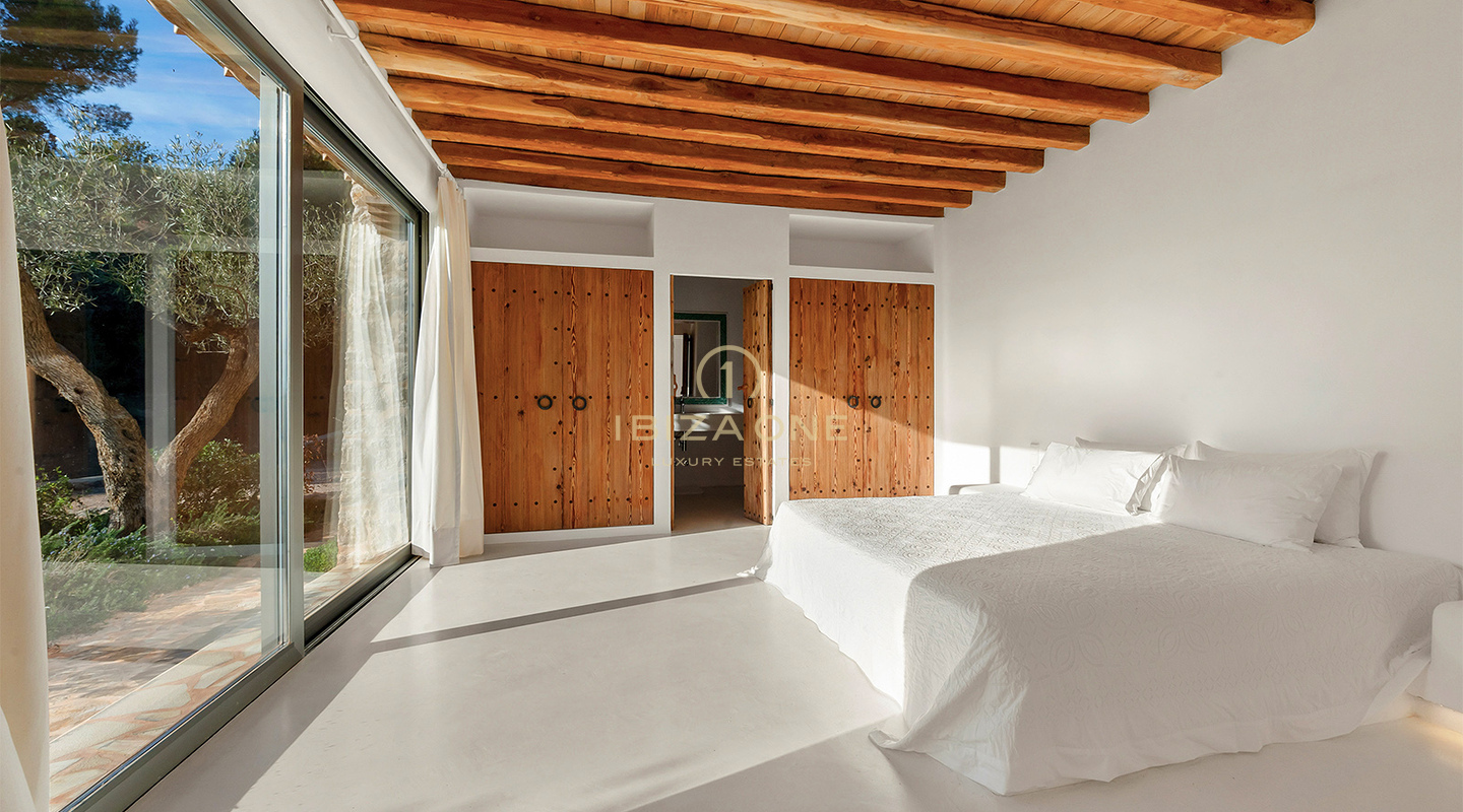 Luxe originele Blakstad Finca op een bergtop van San Juan met prachtig uitzicht te koop, Ibiza