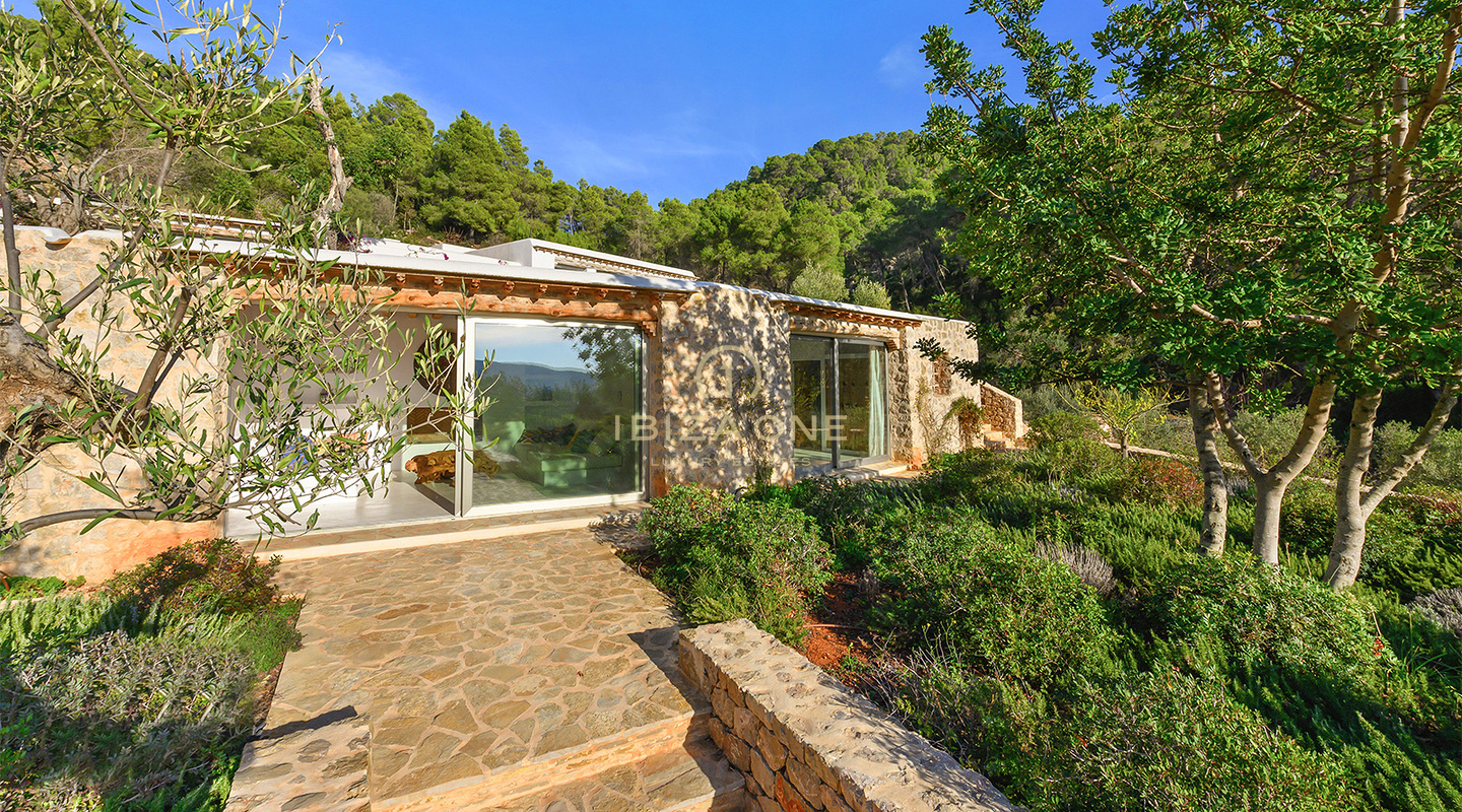 Luxe originele Blakstad Finca op een bergtop van San Juan met prachtig uitzicht te koop, Ibiza