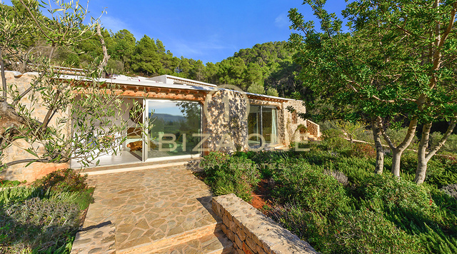 Luxe originele Blakstad Finca op een bergtop van San Juan met prachtig uitzicht te koop, Ibiza