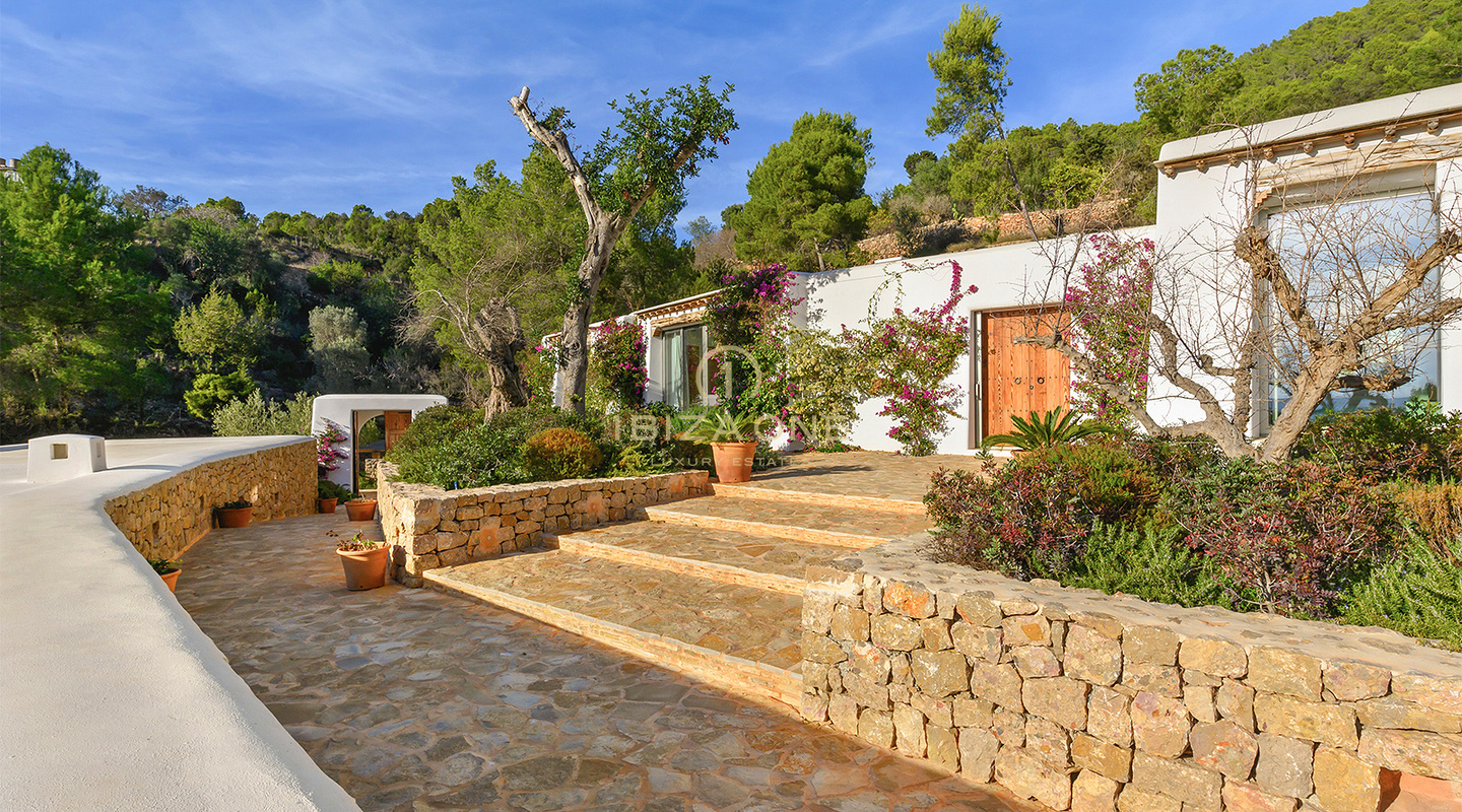 Luxe originele Blakstad Finca op een bergtop van San Juan met prachtig uitzicht te koop, Ibiza