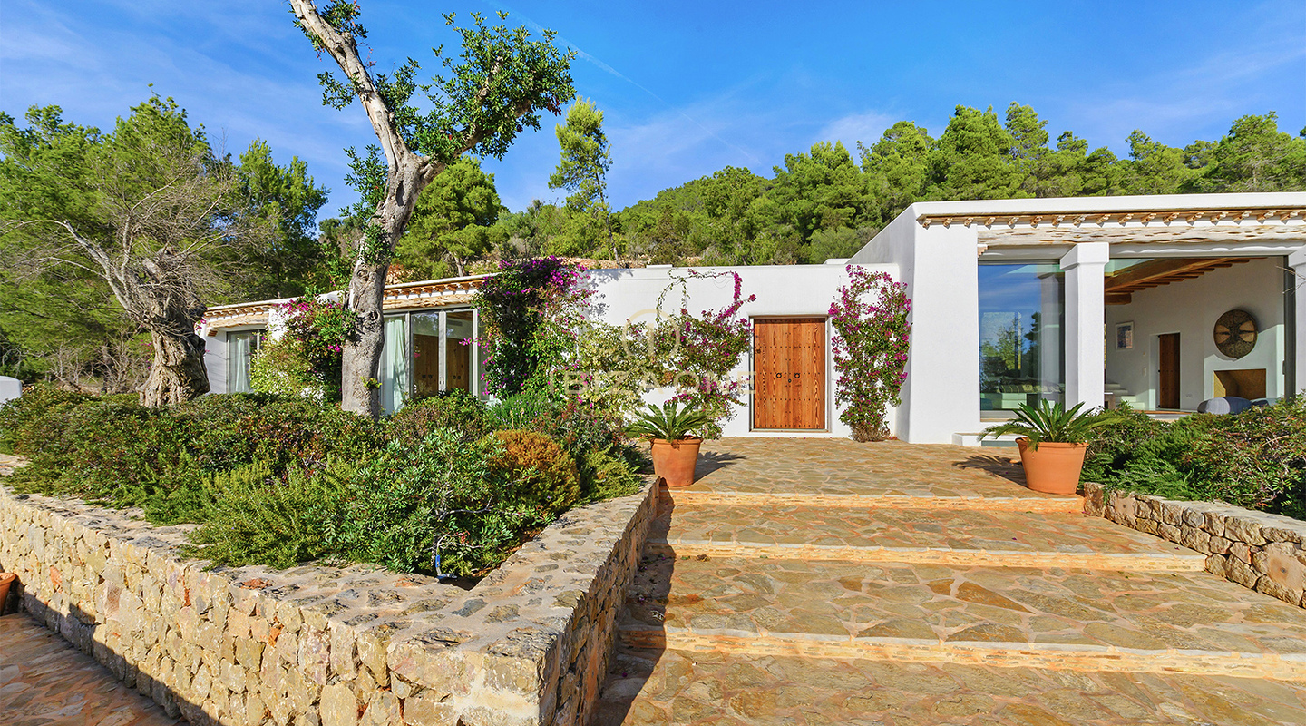Luxueuse Finca originale de Blakstad au sommet d'une montagne de San Juan avec une vue imprenable à vendre, Ibiza