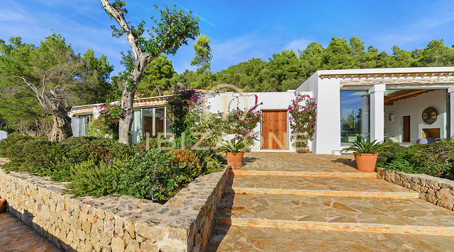 Luxe originele Blakstad Finca op een bergtop van San Juan met prachtig uitzicht te koop, Ibiza