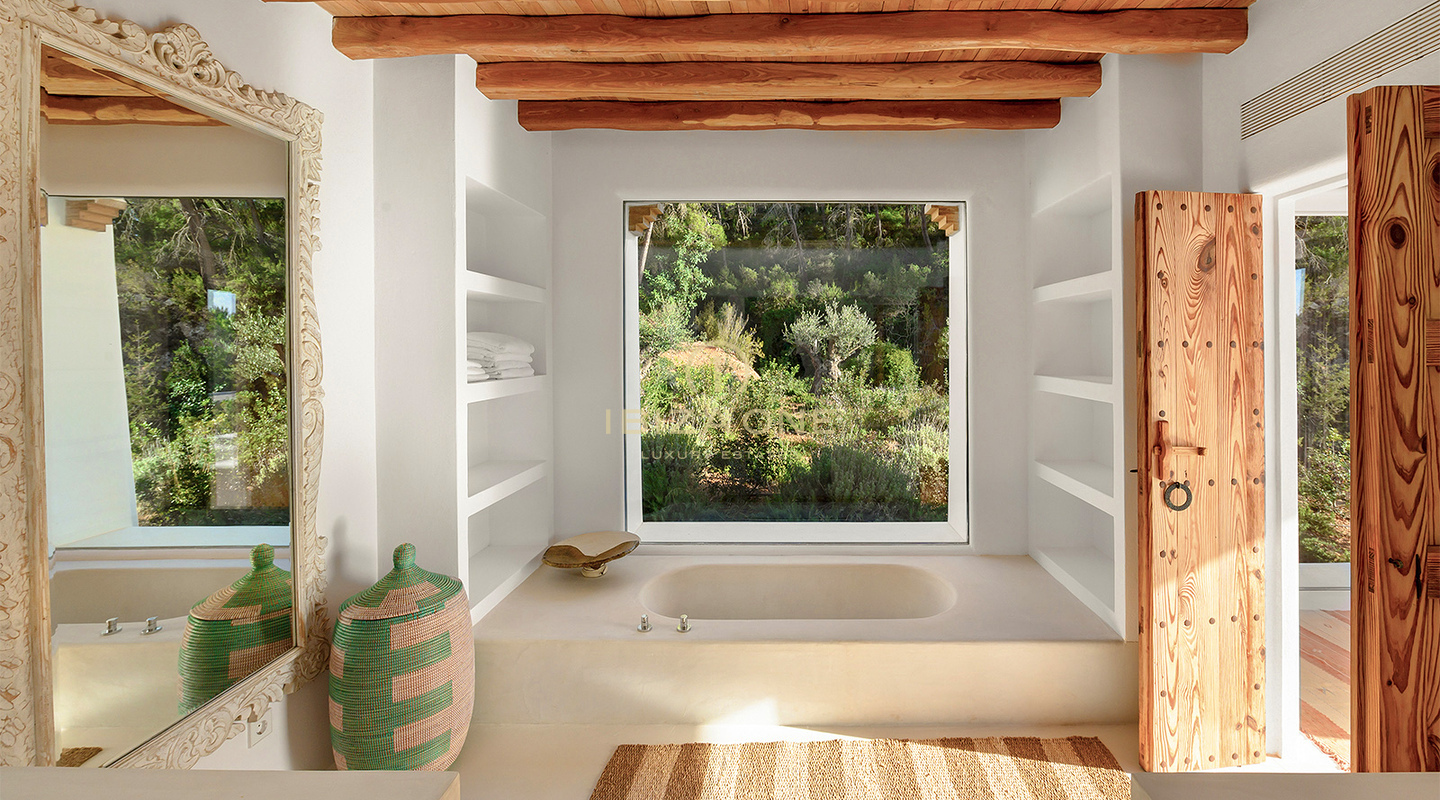 Lujosa finca original Blakstad en la cima de la montaña de San Juan con impresionantes vistas en venta, Ibiza