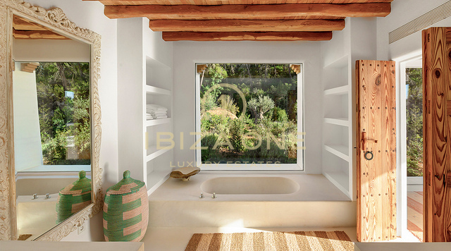 Luxe originele Blakstad Finca op een bergtop van San Juan met prachtig uitzicht te koop, Ibiza