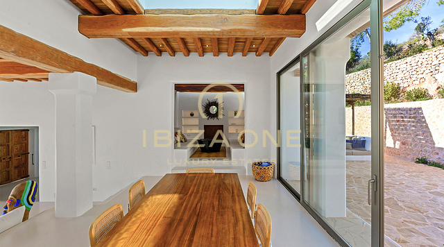 Luxe originele Blakstad Finca op een bergtop van San Juan met prachtig uitzicht te koop, Ibiza