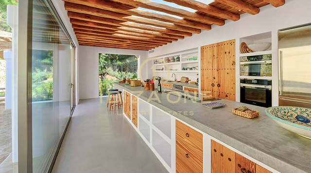 Luxe originele Blakstad Finca op een bergtop van San Juan met prachtig uitzicht te koop, Ibiza