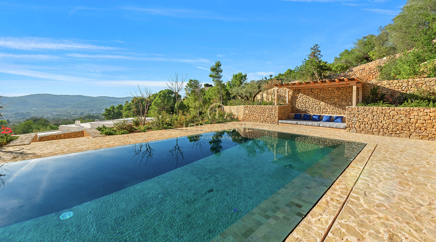 Lujosa finca original Blakstad en la cima de la montaña de San Juan con impresionantes vistas en venta, Ibiza
