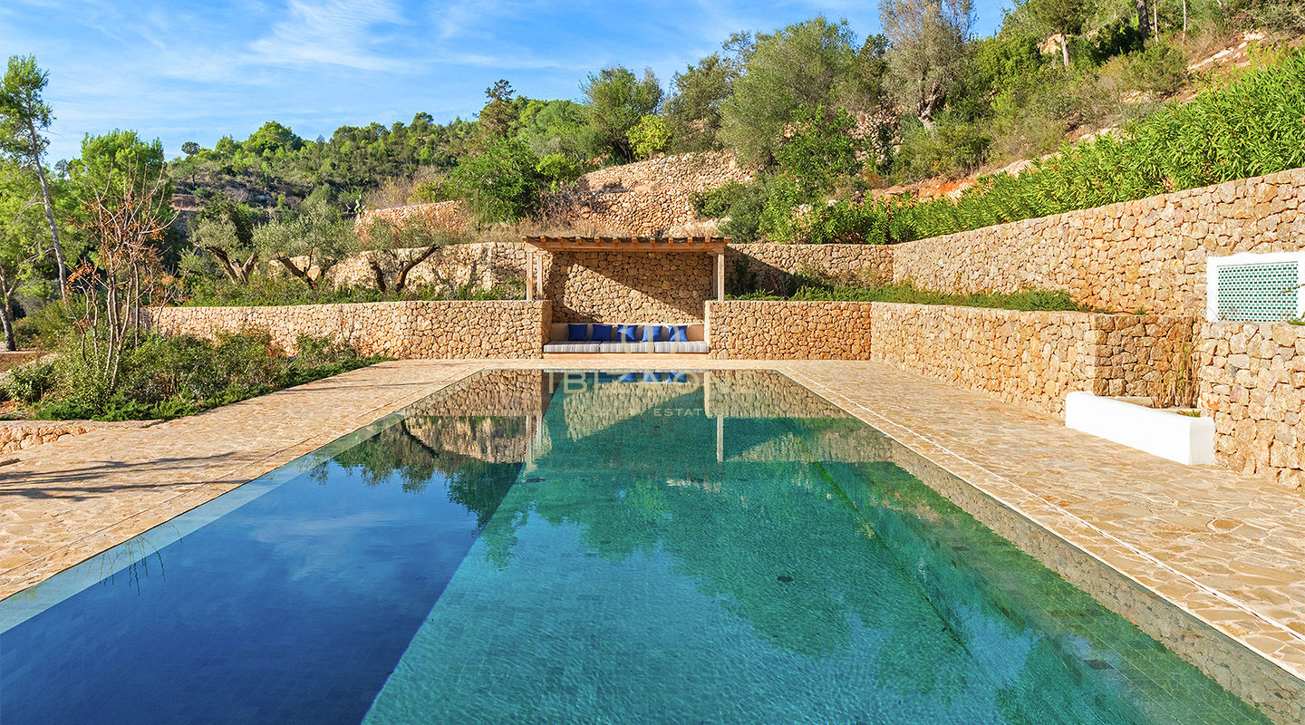 Luxe originele Blakstad Finca op een bergtop van San Juan met prachtig uitzicht te koop, Ibiza